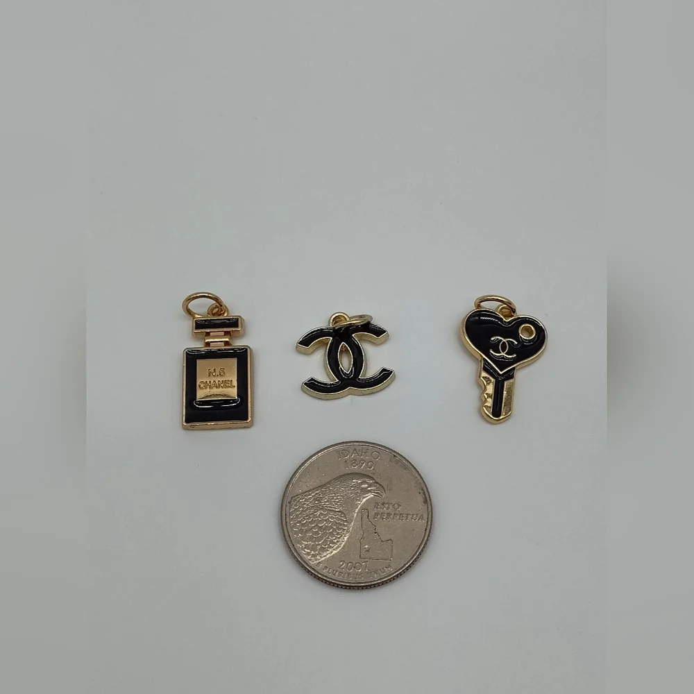 CHANEL Black Gold Charm Pull Trio CC Heart Key No5 Bottle Set EUC - Picture 2 of 3